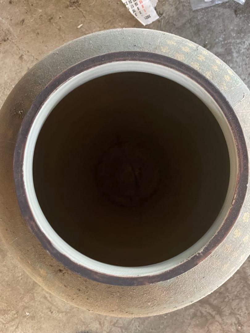 多色絵柄の陶器壺 獅子付き