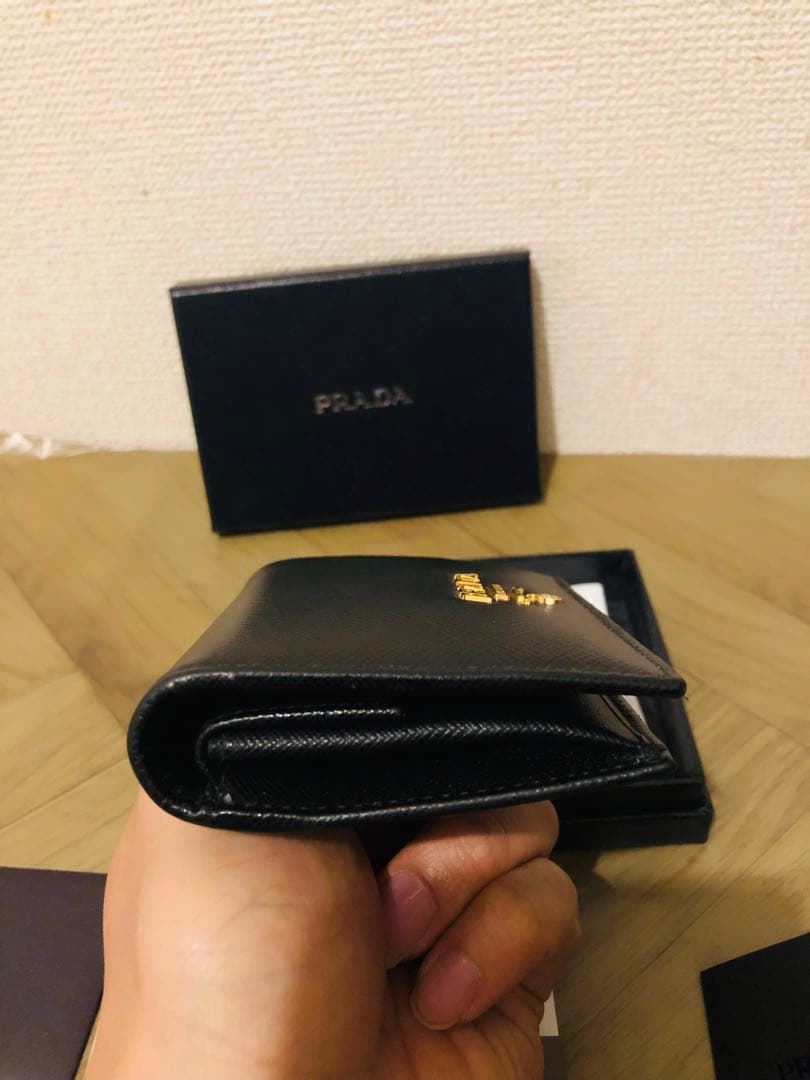 PRADA サフィアーノレザー 二つ折り財布 (ICチップ(RFID)搭載)