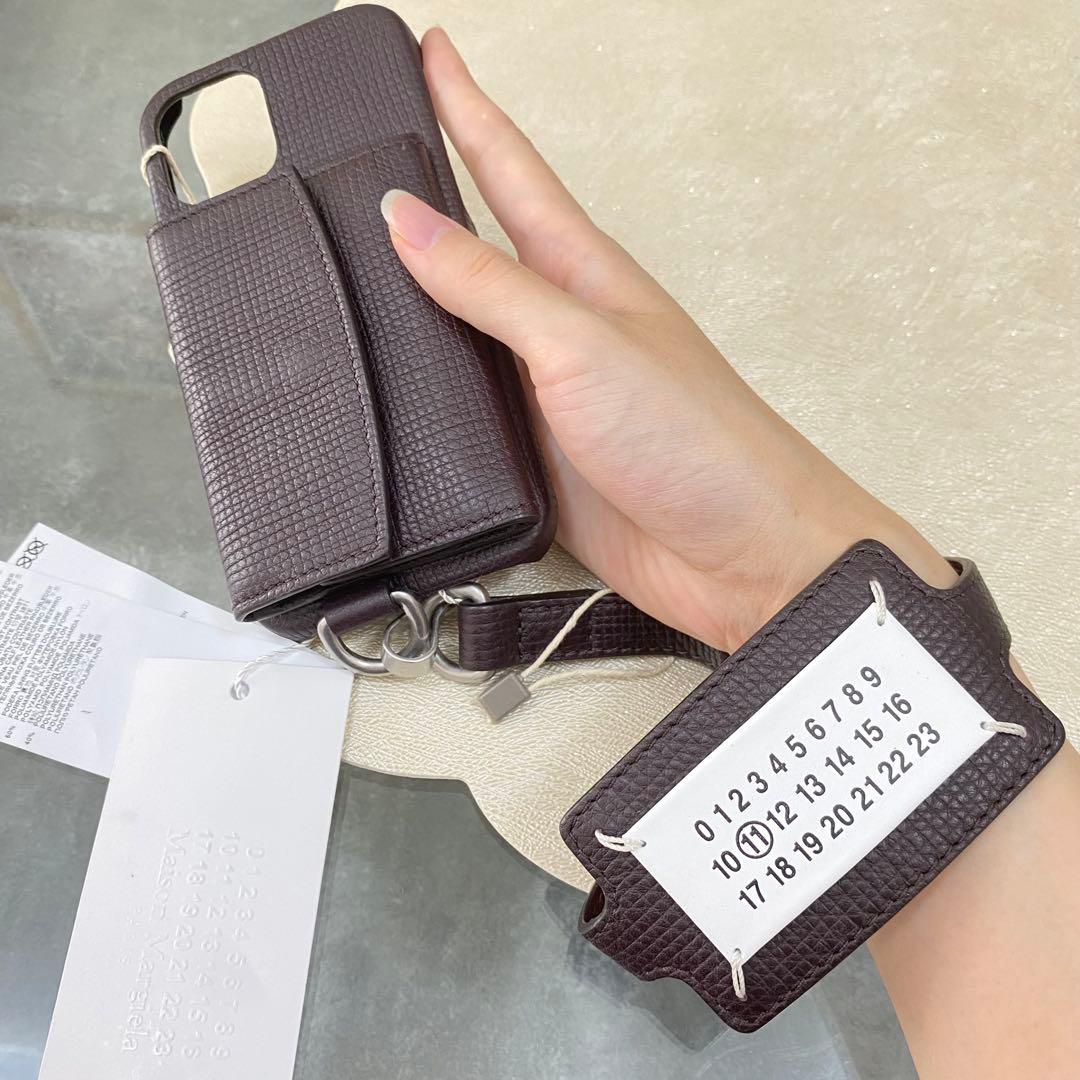 ラスト１【新品】マルジェラ ユニセックス ハンドストラップ付 iPhoneケース