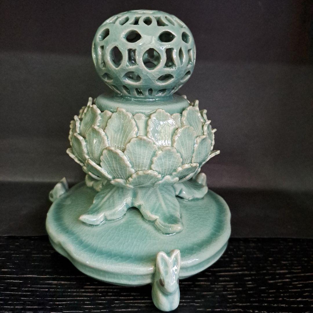 茶道具　青磁蓮型　香炉　三兎台　陽刻蓮型　細密技巧　透し火屋　海青造