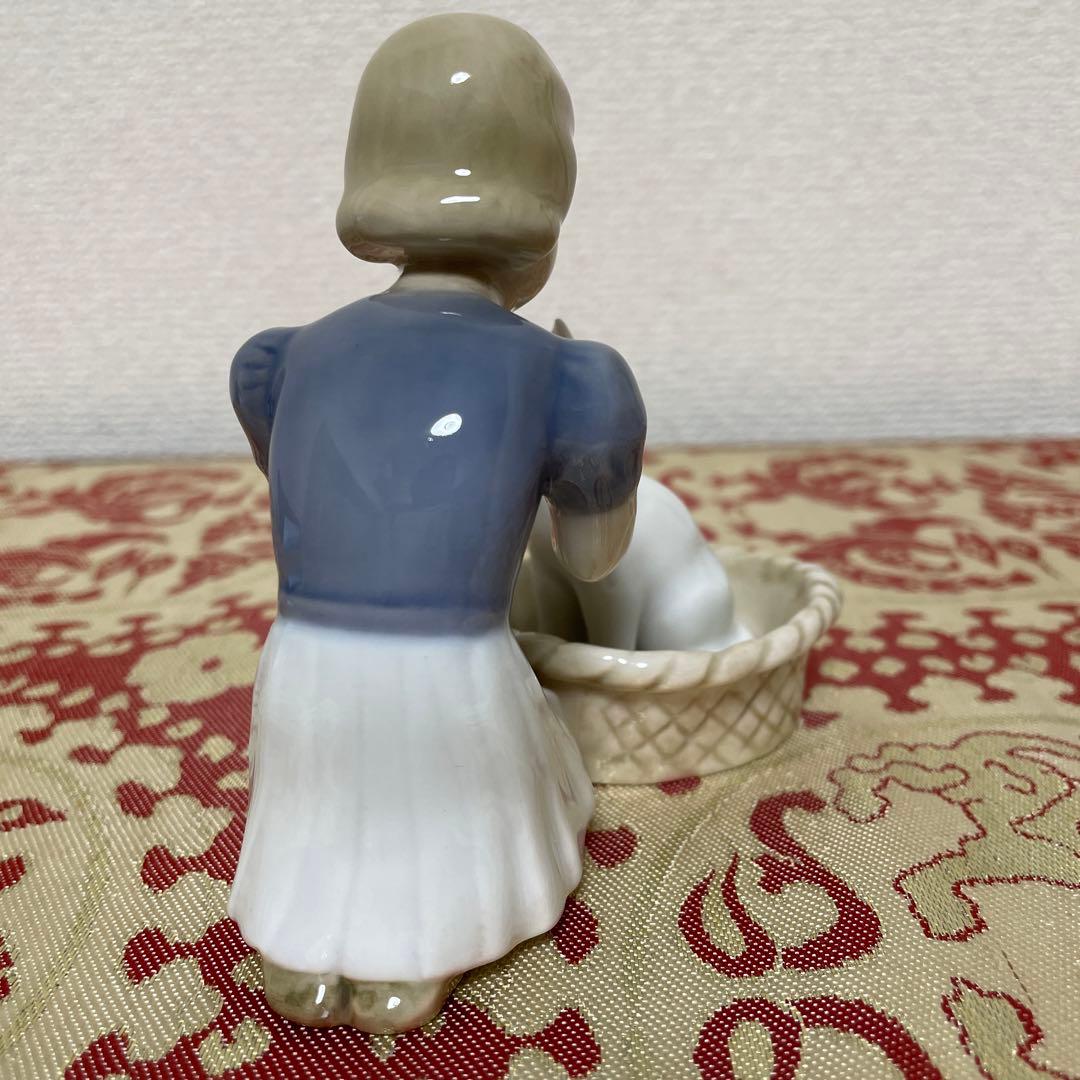 少女と白いネコ・１０cm×１１cm・Ｂ＆Ｇ． ・