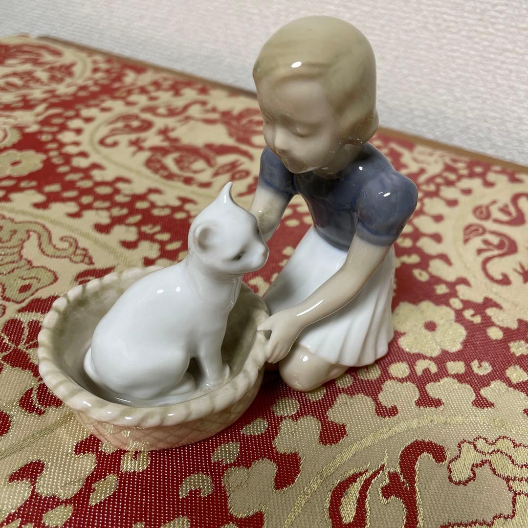 少女と白いネコ・１０cm×１１cm・Ｂ＆Ｇ． ・