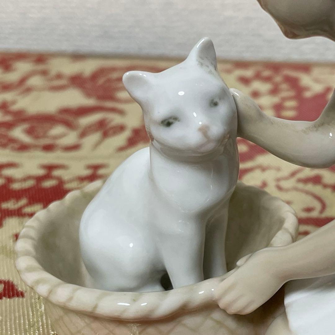 少女と白いネコ・１０cm×１１cm・Ｂ＆Ｇ． ・