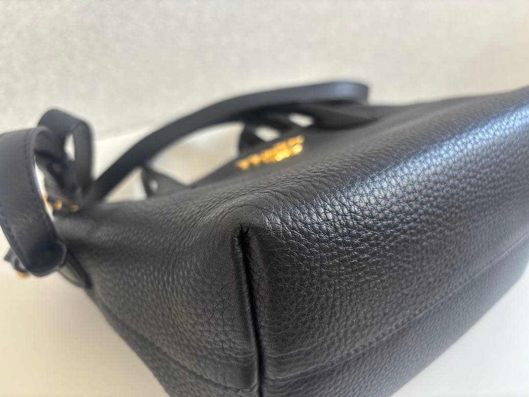 PRADA ブラック レザー ショルダーバッグ