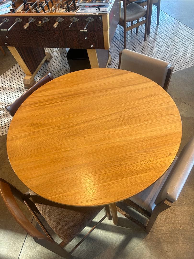 アーコール円形木製ダイニングテーブル