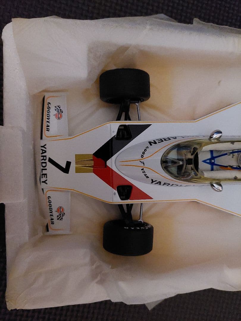 PMA 1/18 マクラーレン M23 Yardley #7 D.Hulmu