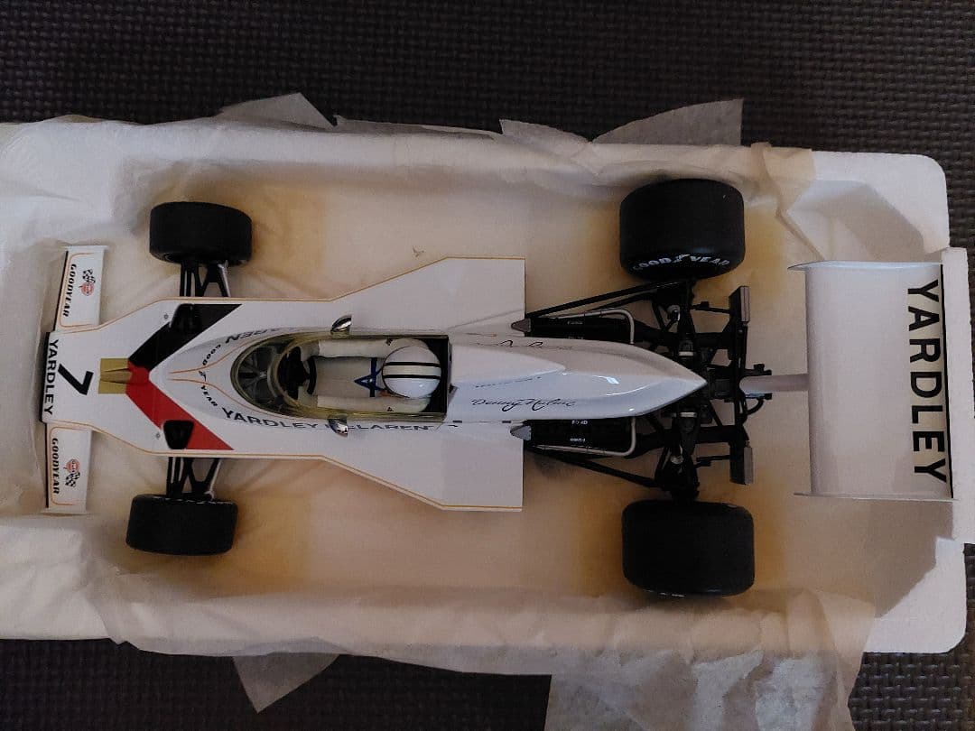 PMA 1/18 マクラーレン M23 Yardley #7 D.Hulmu