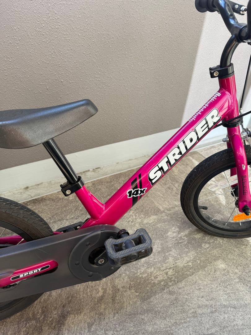 STRIDER 14x ピンク ストライダー　ペダル　スタンド付き　子供用自転車