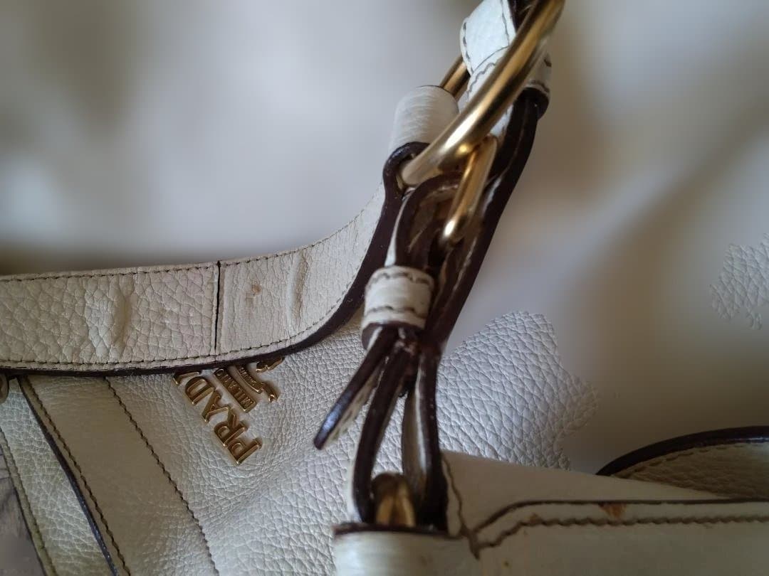 PRADA ホワイトレザー ショルダーバッグ