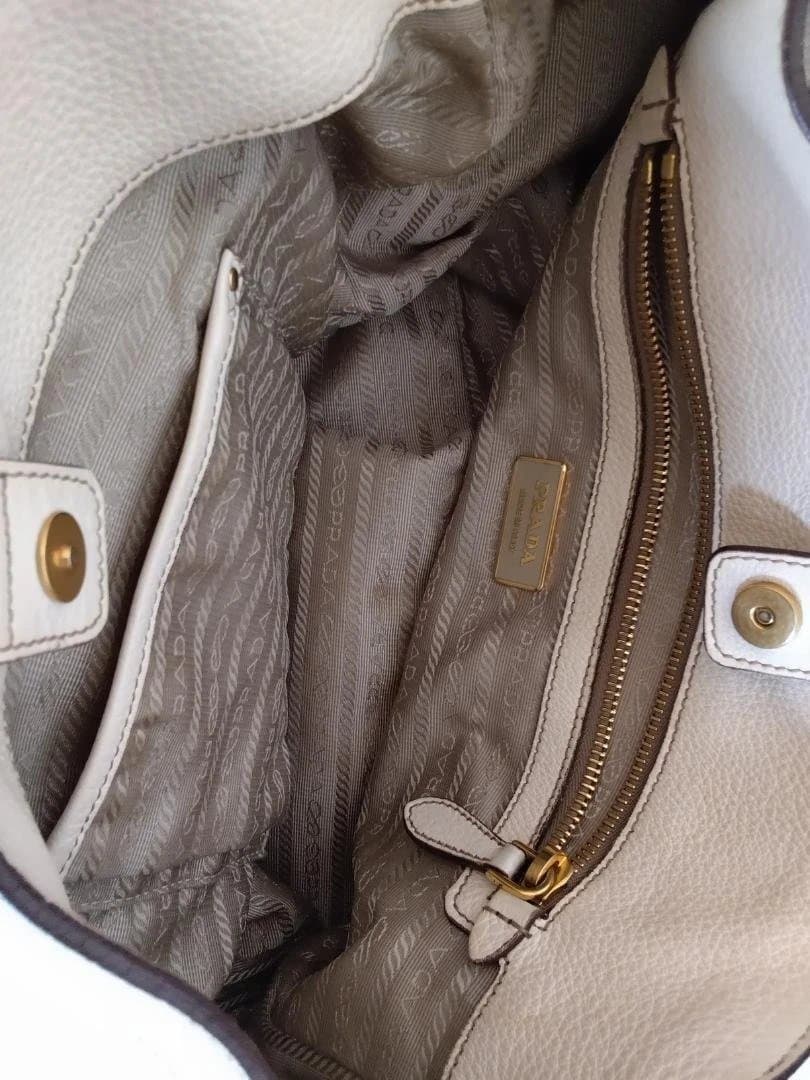 PRADA ホワイトレザー ショルダーバッグ