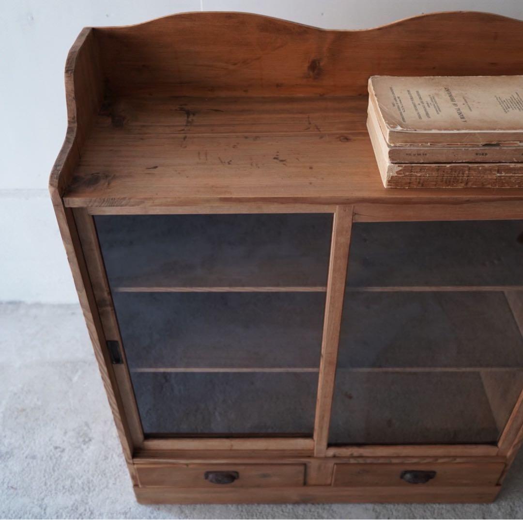 ガラス引戸のキャビネット