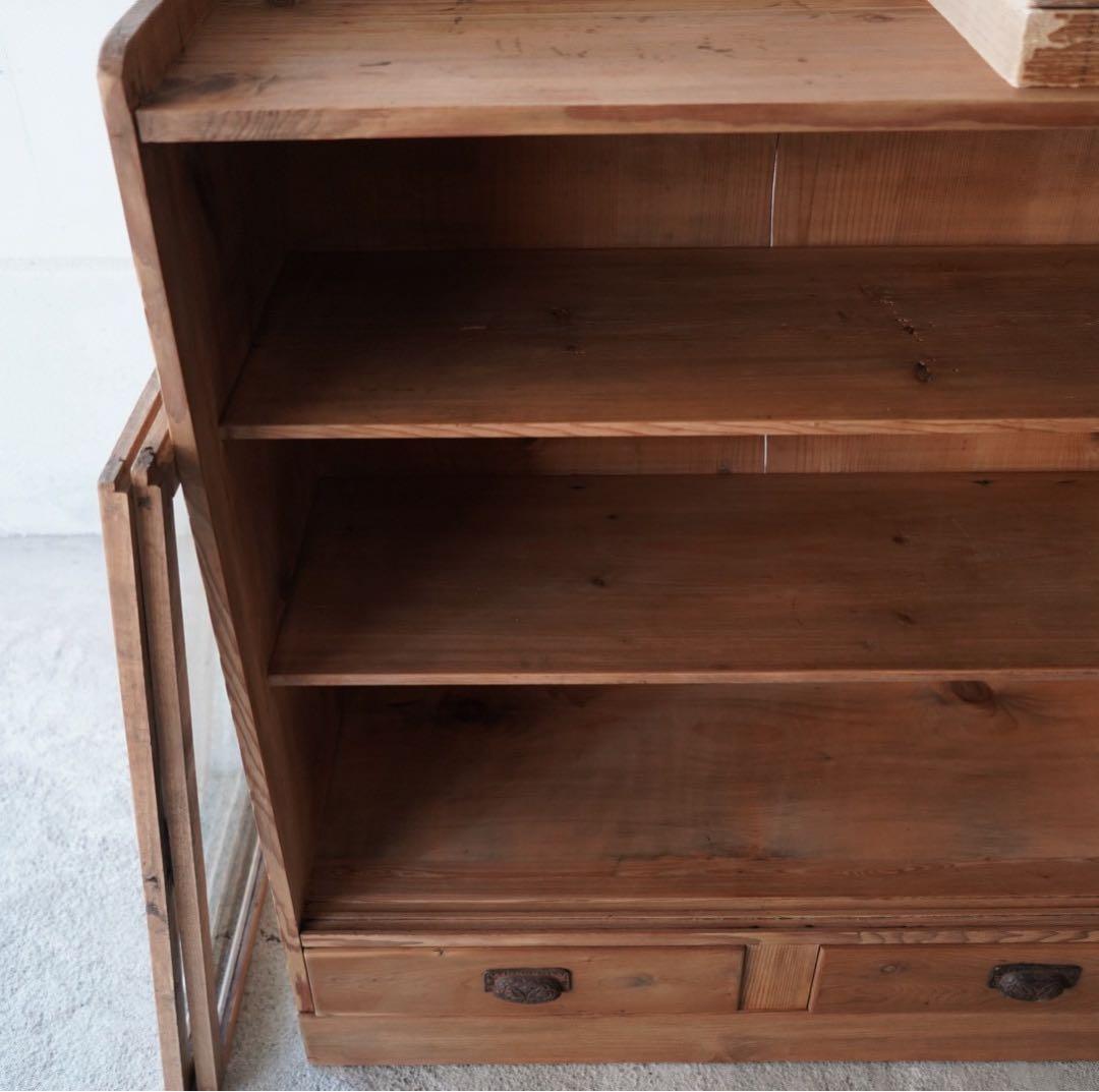 ガラス引戸のキャビネット