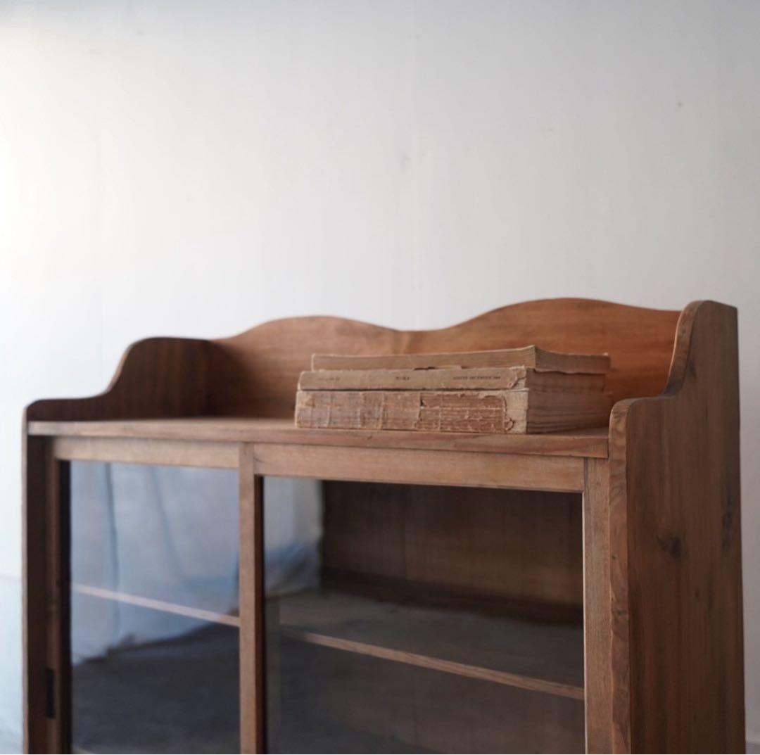 ガラス引戸のキャビネット