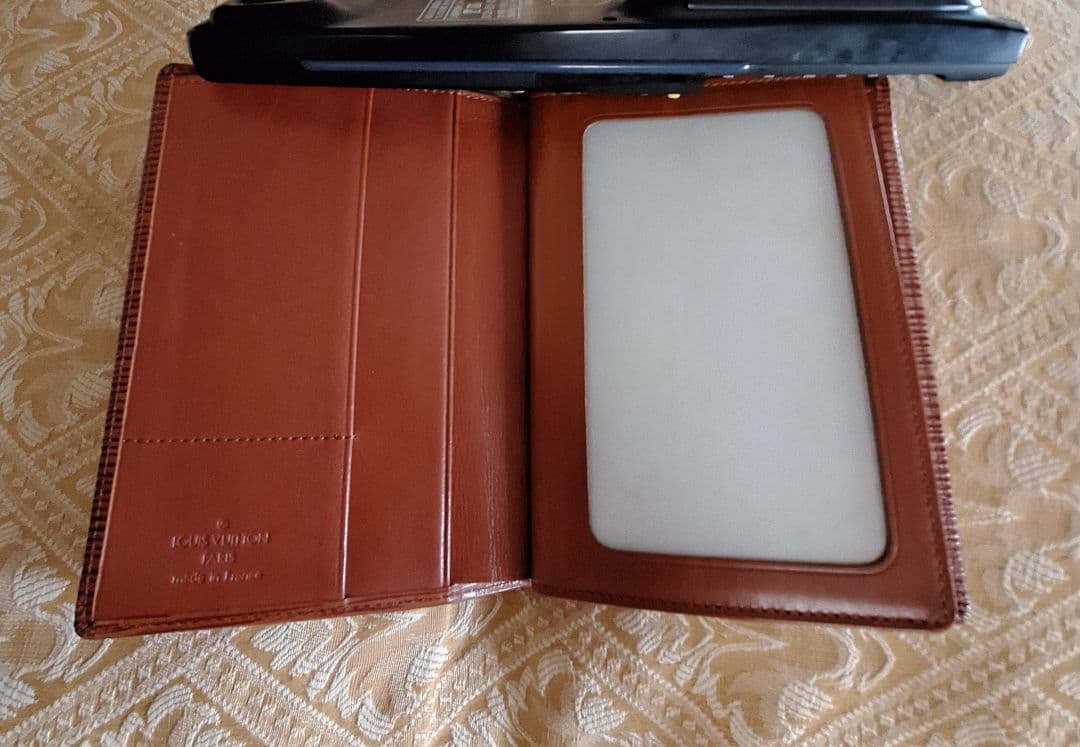 ルイヴィトン　エピパスポートケース　カード入れ　札入れ