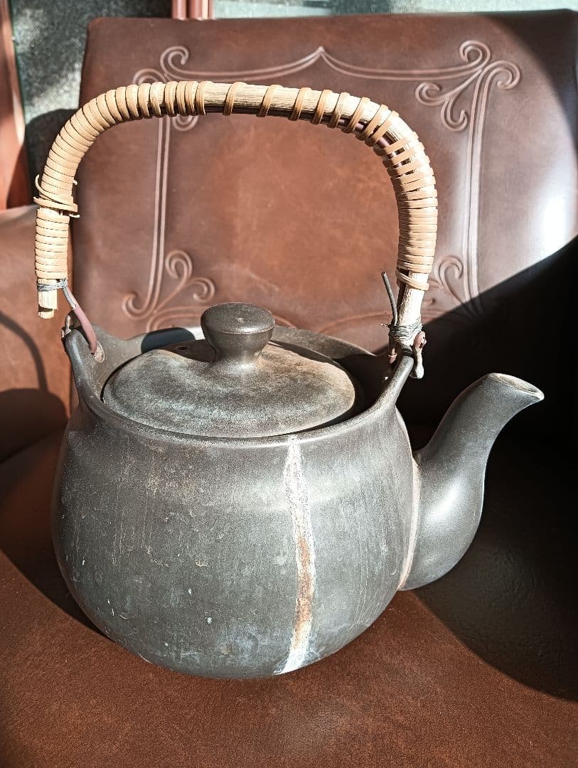 骨董品　黒色　陶器　茶釜 籐巻き取っ手
