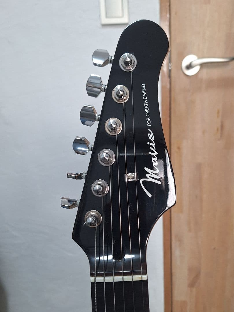 ※セルジュ※　エレキギター　ストラトキャスタータイプ　スキャロップ仕様