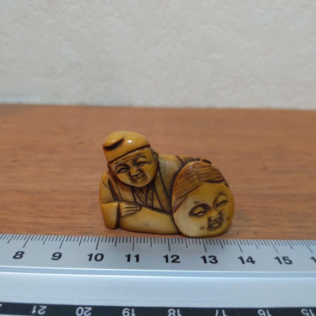 時代提物 人物根付 天然素材 在銘一之【翁とお多福面】横幅約4cm 重さ約14ｇ