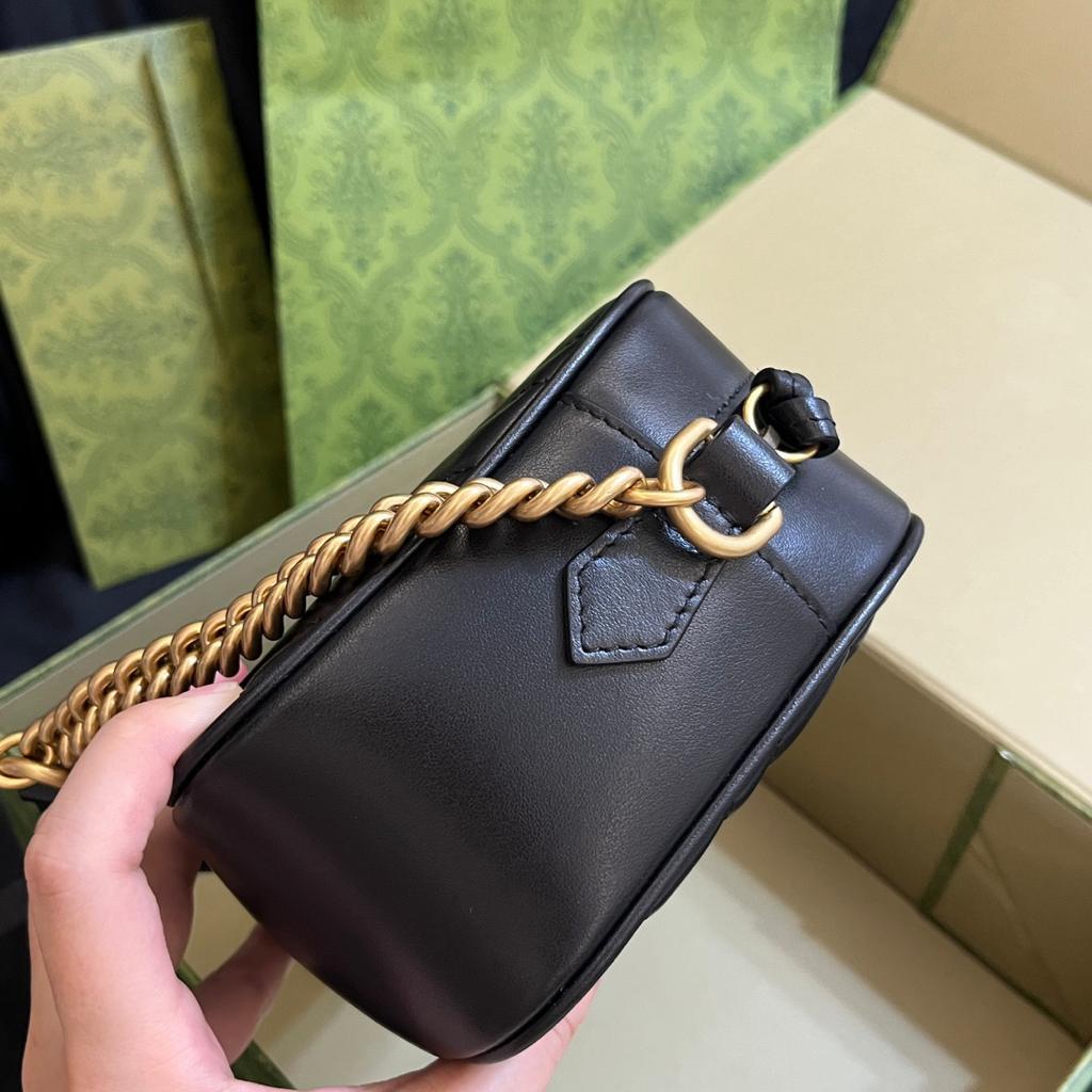 ブラックレザーショルダーバッグ