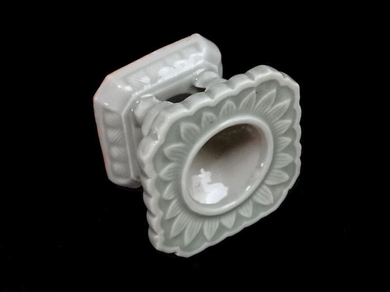 三田青磁　陽刻　花の図　盃台　C748AS-CGq