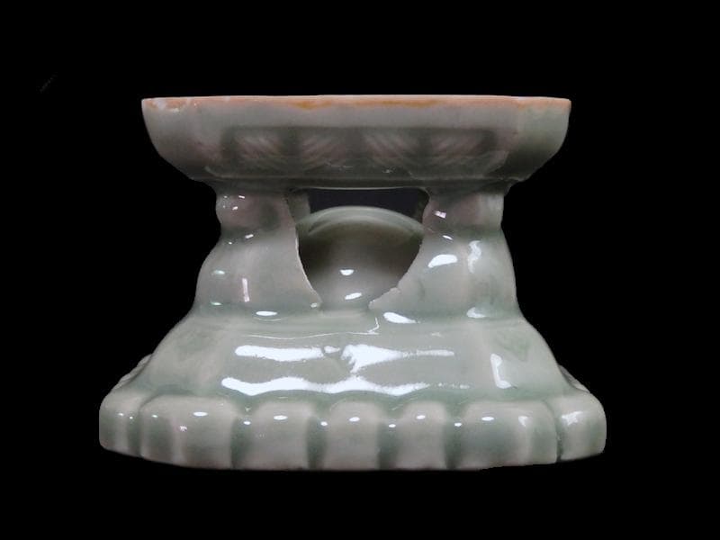 三田青磁　陽刻　花の図　盃台　C748AS-CGq