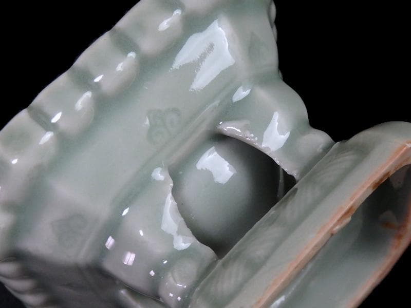 三田青磁　陽刻　花の図　盃台　C748AS-CGq