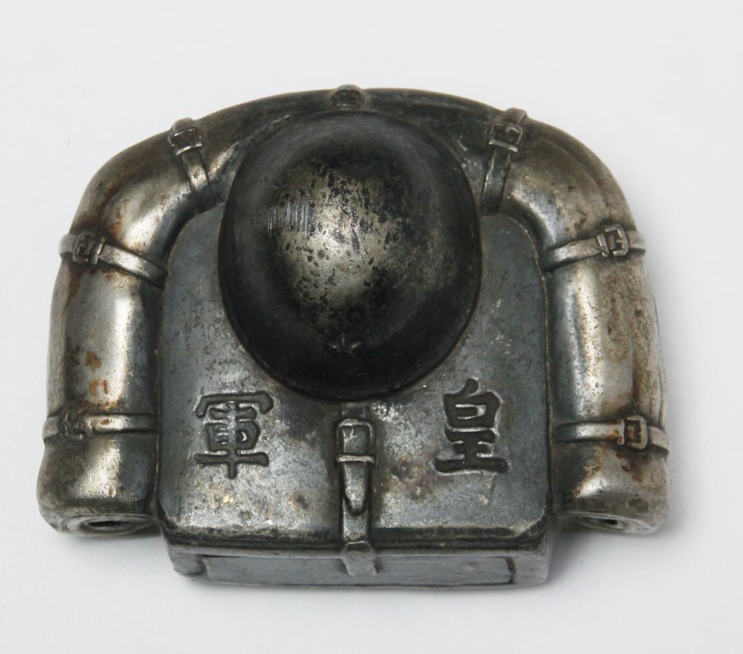 皇軍　兜と軍服　玩具？　鋳物製　破損品 用途不明