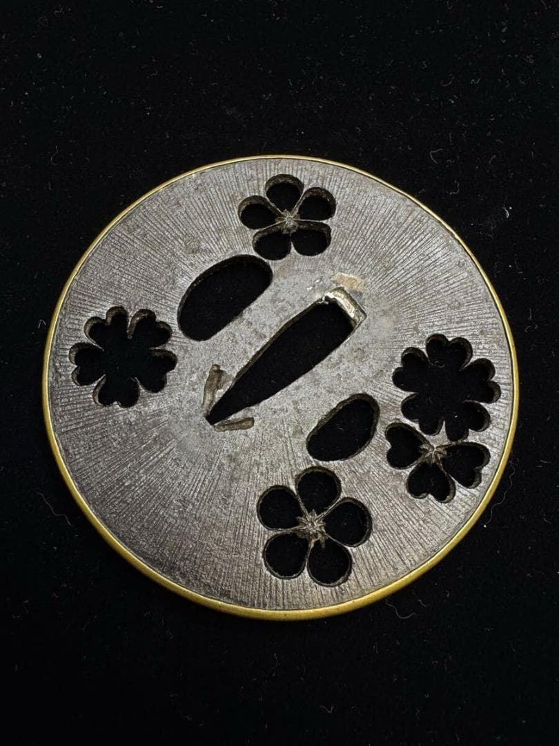 無銘 鉄地桜梅透し鐔 阿弥陀鑢 真鍮覆輪 日本刀 刀装具 骨董 古美術 江戸時代