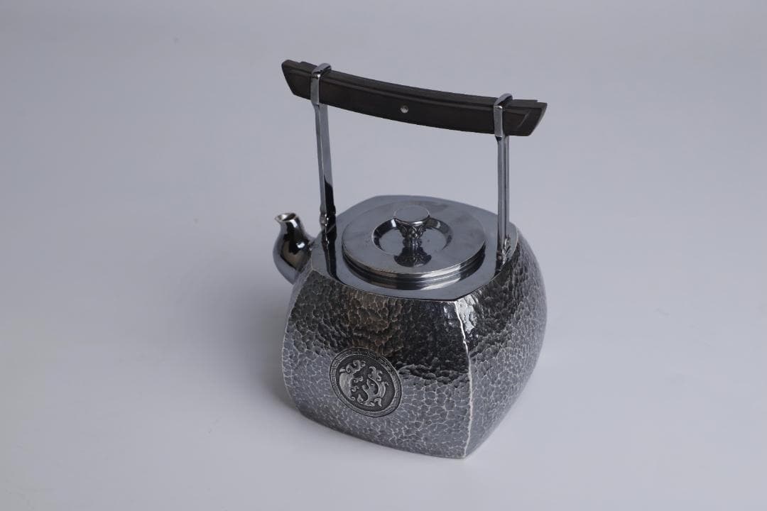 純銀製 舞う饕餮紋 四方湯沸 銀瓶 煎茶道具