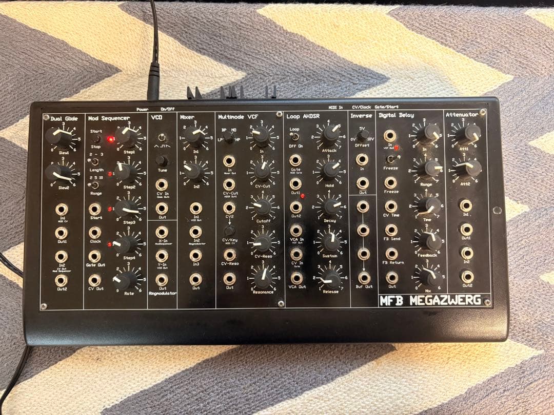 MFB MEGAZWERG アナログシンセサイザー(セミモジュラーシンセ)