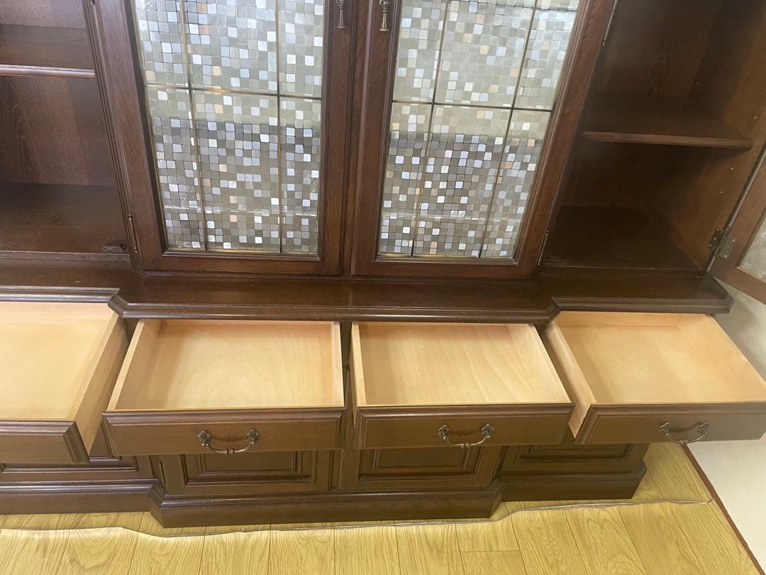 木製キャビネット ガラス扉 照明付き