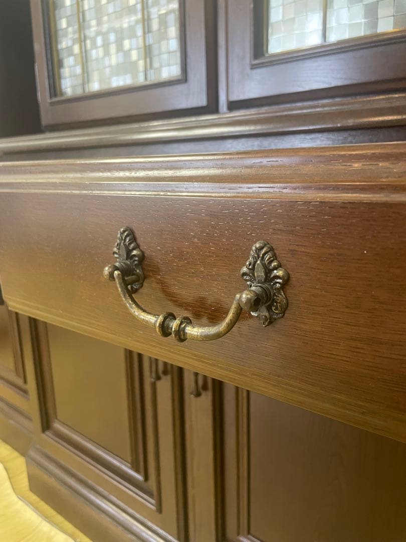 木製キャビネット ガラス扉 照明付き