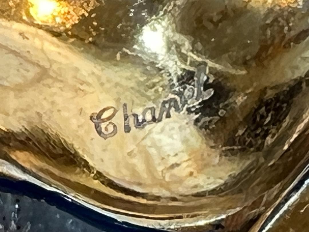 シャネル（Chanel）のランの花のブローチ　エナメル　刻印あり