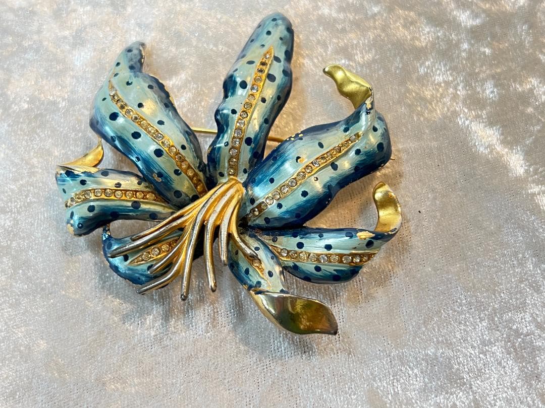 シャネル（Chanel）のランの花のブローチ　エナメル　刻印あり