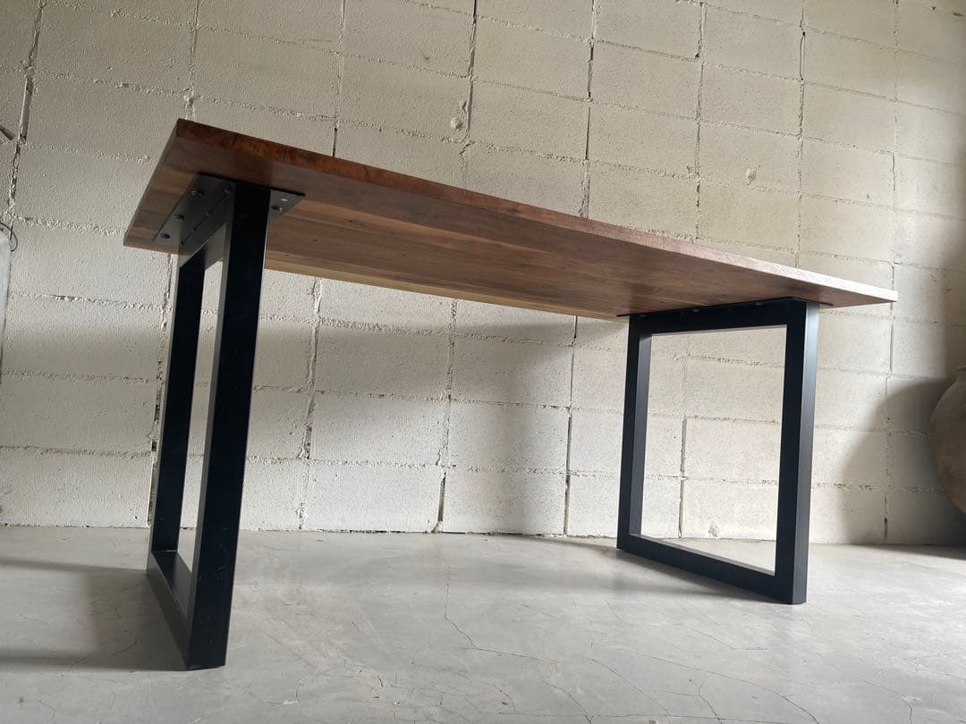 美品　ウォールナット無垢材　ダイニングテーブル　アイアン脚　脚取付位置変更可