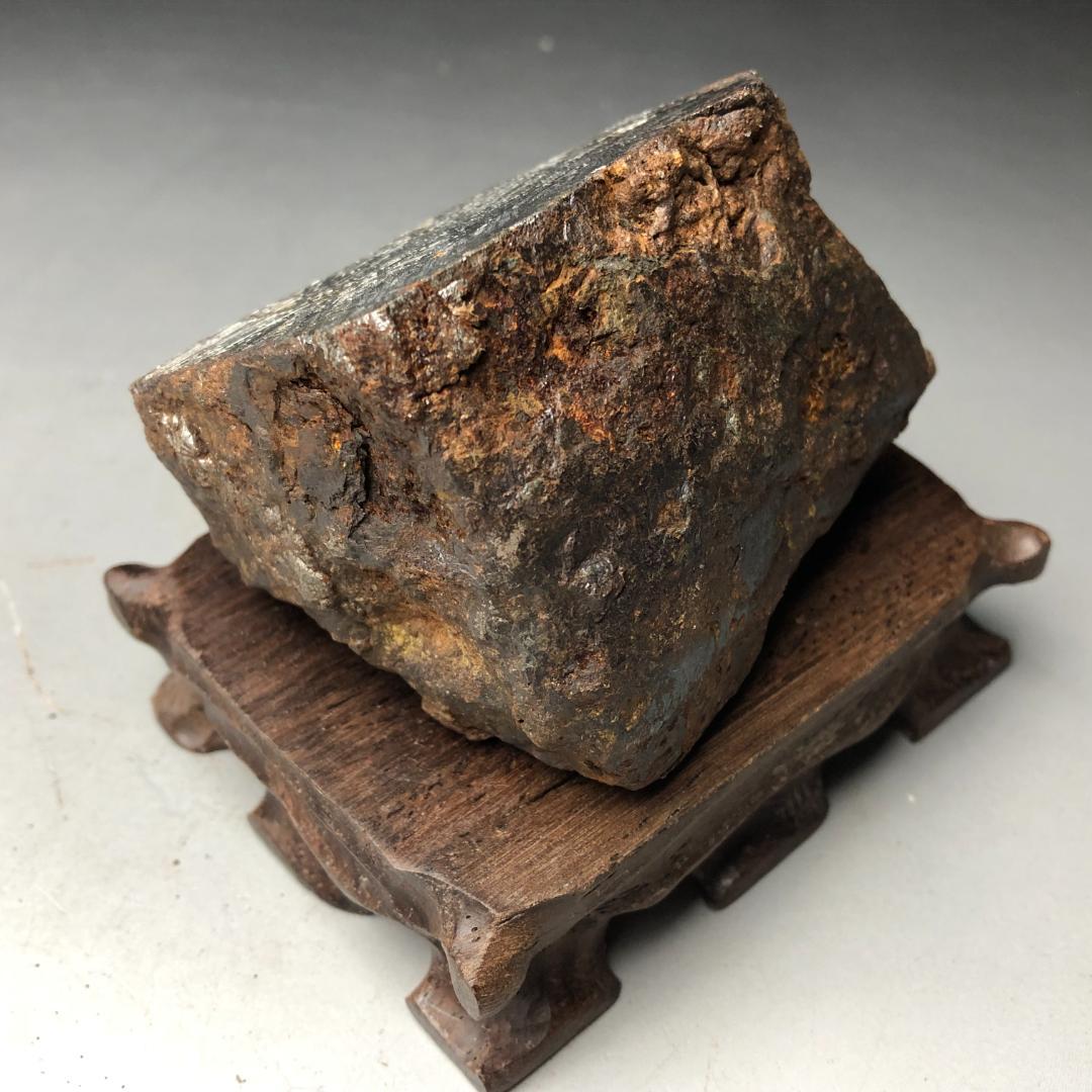アルタイ隕石 鉄隕石　外皮付き隕石　ナチュラル　原石　重さ約695ｇ