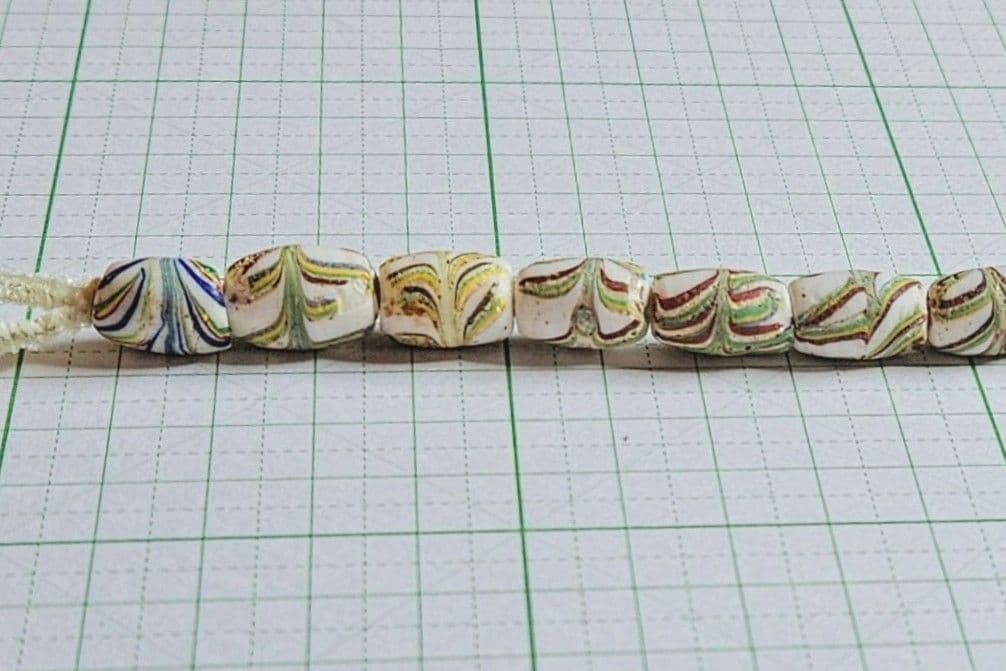 アフリカとんぼ玉　ヴィンテージ　レインボーリボン　一連(１２個)