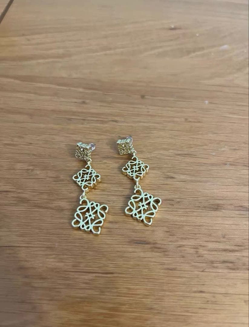 LOEWE ロエベ アナグラム ピアス ゴールド スイングタイプ