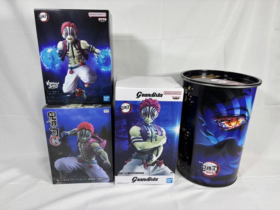 鬼滅の刃　猗窩座フィギュア、缶セット