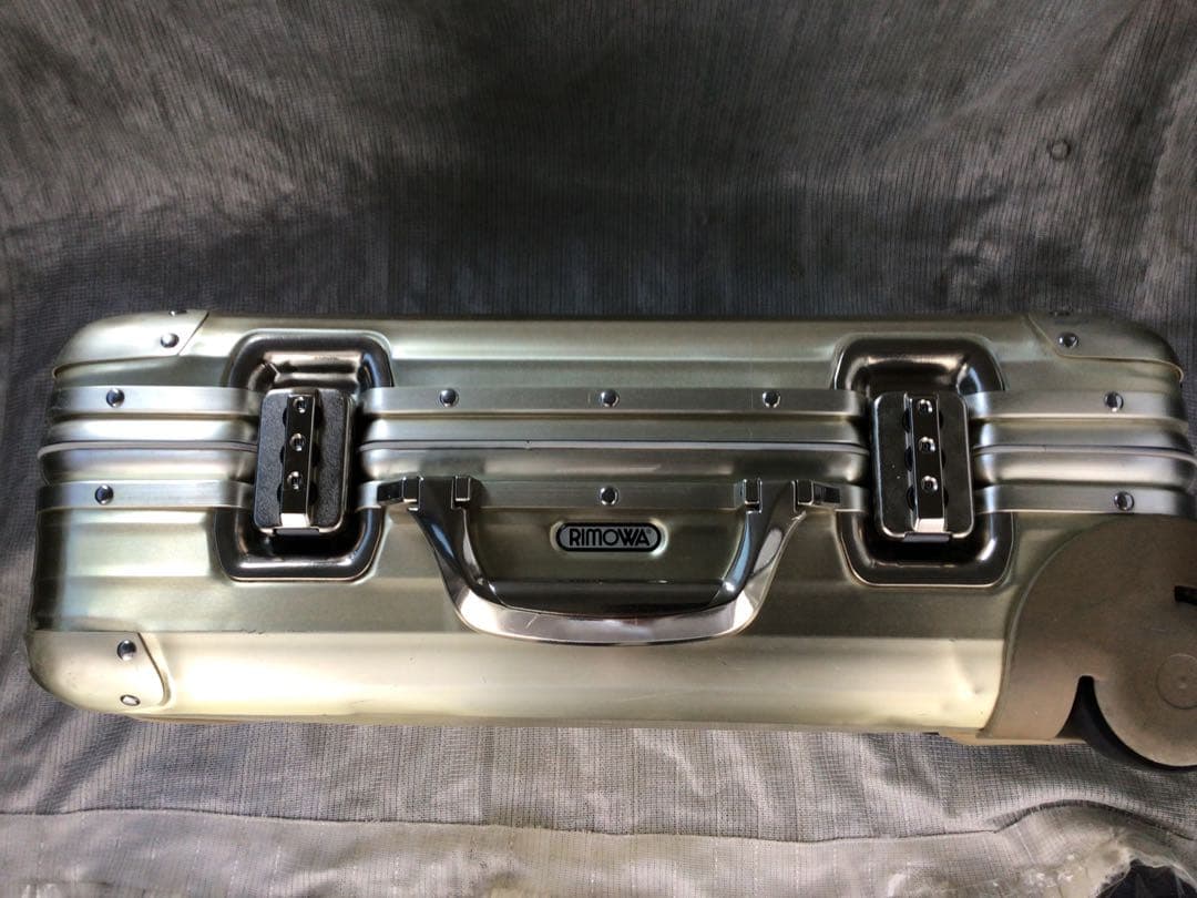 希少、廃盤リモワ　ゴールドトパーズ機内持込サイズ2輪の商品です。