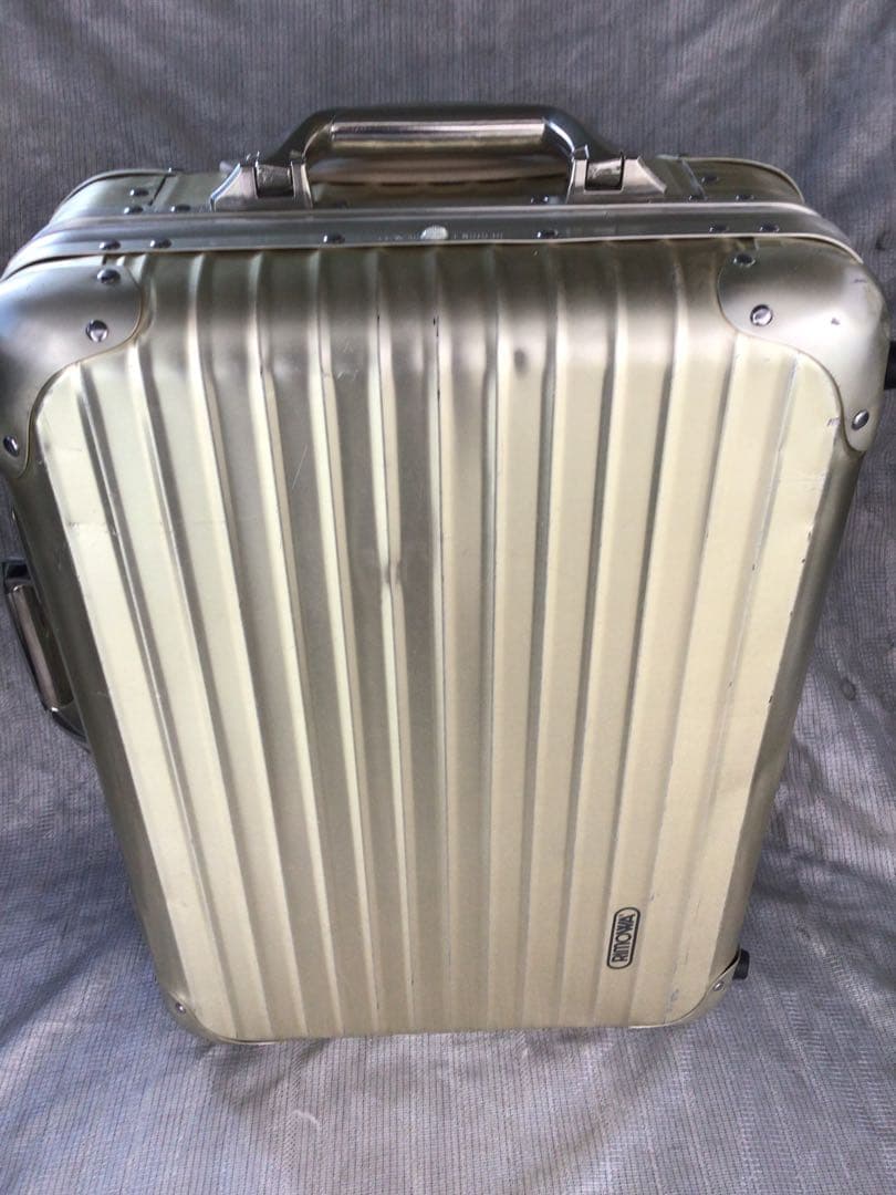 希少、廃盤リモワ　ゴールドトパーズ機内持込サイズ2輪の商品です。
