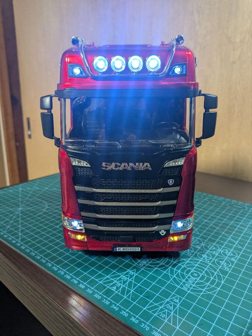 HUI NA スカニア1/18 770 S V8トレーラーヘッド　レッド