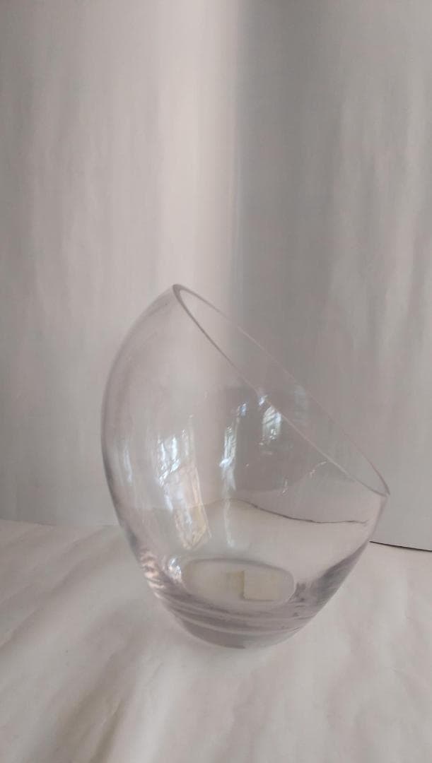 ユニーク な形状のガラス製 花瓶 花器 金魚鉢 メダカ鉢 です。