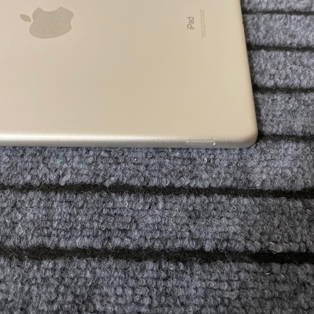 93 iPad 8世代 32GB SIMフリー シルバー