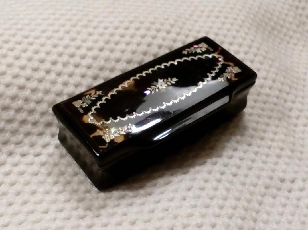 骨董品 鼈甲アンティーク小物入れ 花・四隅葉