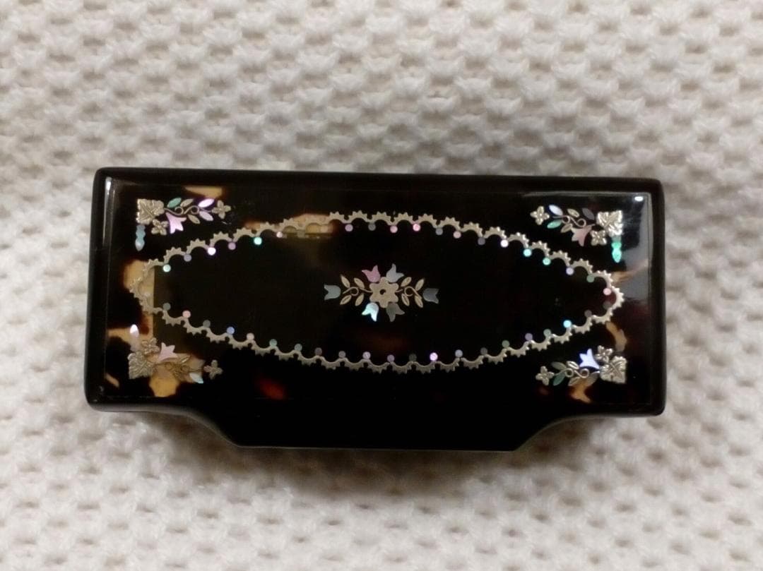 骨董品 鼈甲アンティーク小物入れ 花・四隅葉