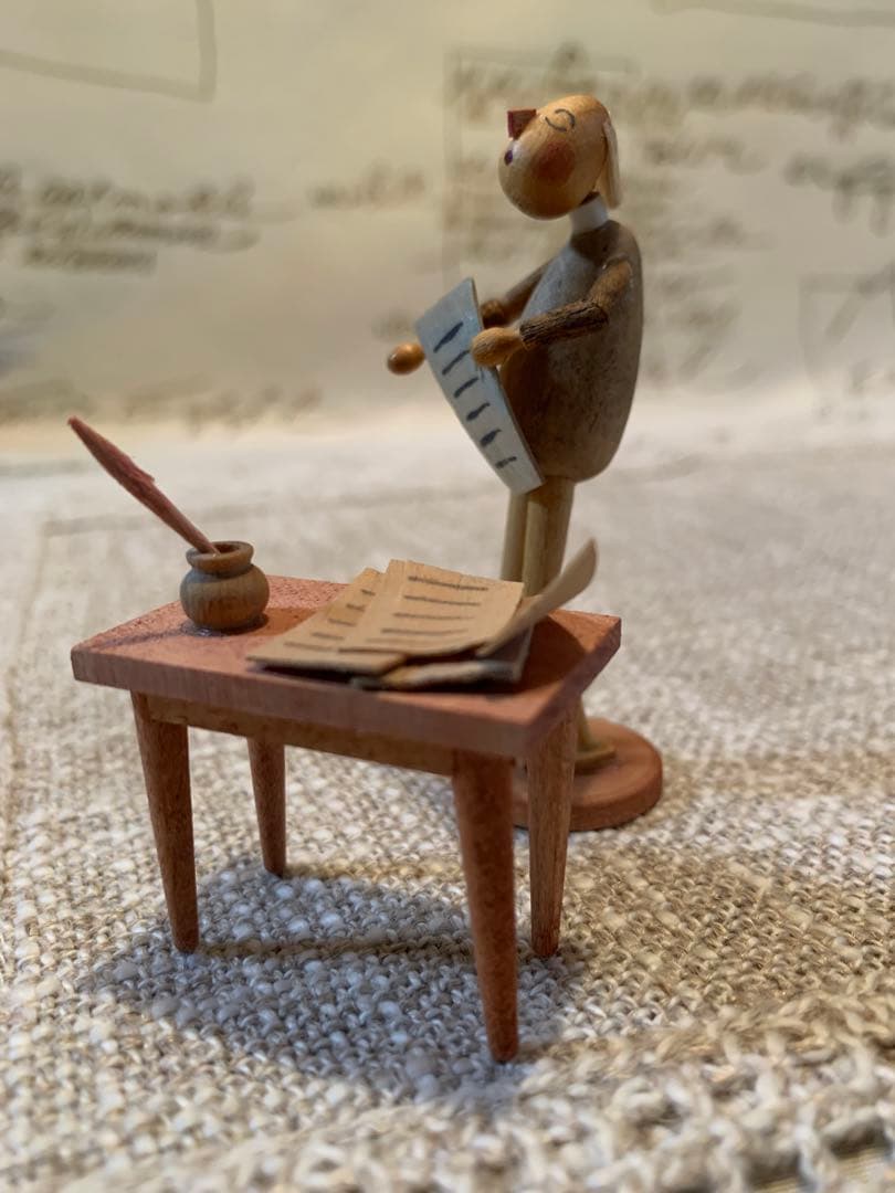 ドイツ製　木製人形　エルツ地方の珍しいユニークな文学者のお人形なんか可愛いです！