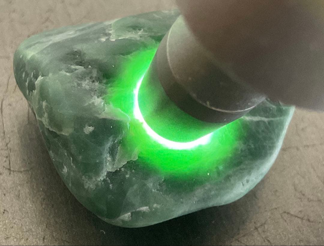 映える濃緑色　透明感　糸魚川翡翠24g ヒスイ　ひすい