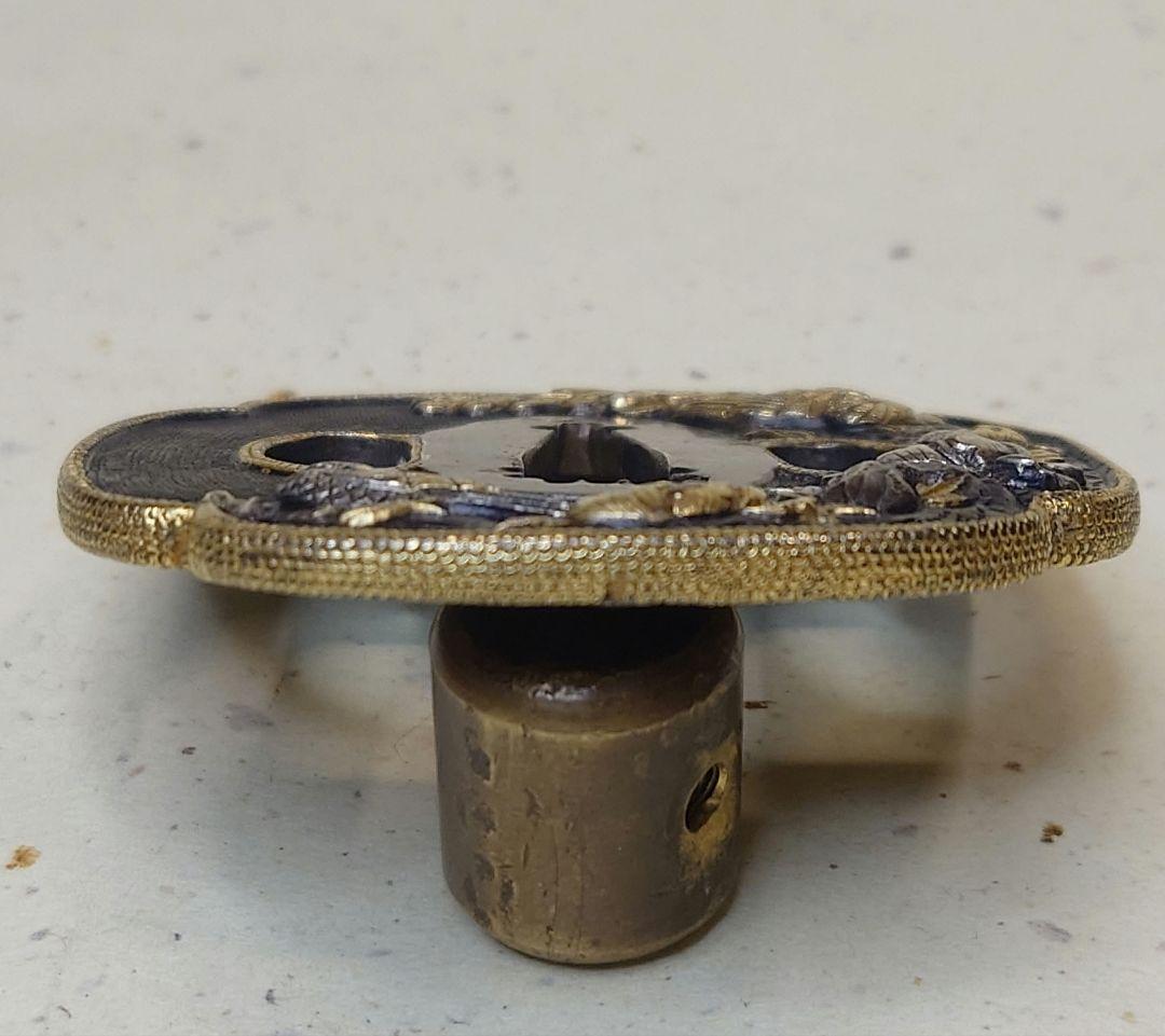 鍔、赤銅魚子地に夫婦孔雀に芍薬図