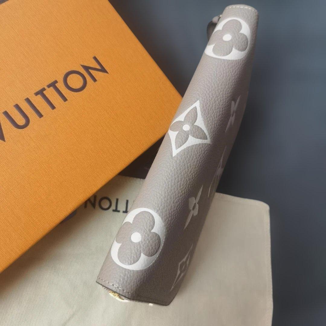 美品 M69794 グレー 二つ折り財布