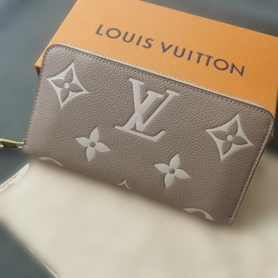 美品 M69794 グレー 二つ折り財布